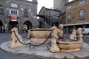 64 Piazza Vecchia con Fontana del Contarini e Palazzo della Ragione a dx